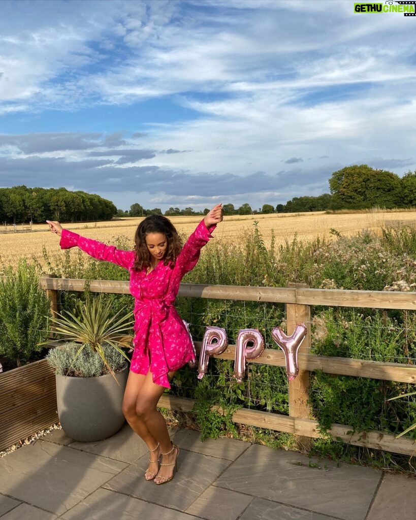Elarica Johnson Instagram - BIRTHDAY HAPPINESS 💗 I can’t say it enough. I couldn’t be more grateful. This world, My world and all the wonderful people in it. Thank you for all the love. ANOTHER YEAR! It’s my birthdayyyyy✨ #happy #birthdaygirl #grateful