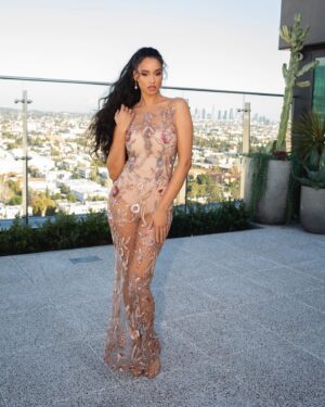 Elarica Johnson Instagram - GRAMMYS ✨

Photography by @lloydpursall 

Makeup by @stephenmoleskibeauty 
Hair by
@maishaoliver 

Dress by @michaelcostello 

#grammys