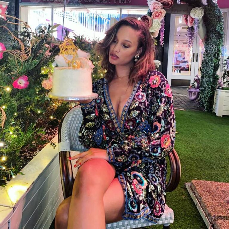Elarica Johnson Instagram - BIRTHDAY GIRL🎁 Yesterday I turned a year older, today I woke up with the biggest smile on my face. Older and happy! Nothing better than surrounding myself with the people I love❤ Thank you all for the beautiful messages! Cheers to another year ahead!🥂