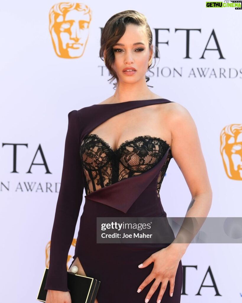 Elarica Johnson Instagram - BAFTA’s ✨ Last night was the BAFTA tv awards and we got to celebrate the amazing nominees and winners! Very inspiring ✨ A beautiful night sponsored by @pandocruises Thank you @kelvinstylist for putting me in the gorgeous @suzanneneville dress @santoniofficial shoes And beautiful vintage #dior earrings from @4elementlondon Makeup by the lovely @amiewilliamsmakeup Hair by the wonderful @lathanielscouture What a gorgeous night! #bafta #tv #redcarpet
