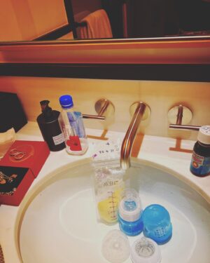 Eleanor Matsuura Instagram - Solo hotel stay with a tiny baby always means a party for 1 on the bathroom floor! Shhhhh 🤫 #iykyk #nycc2022