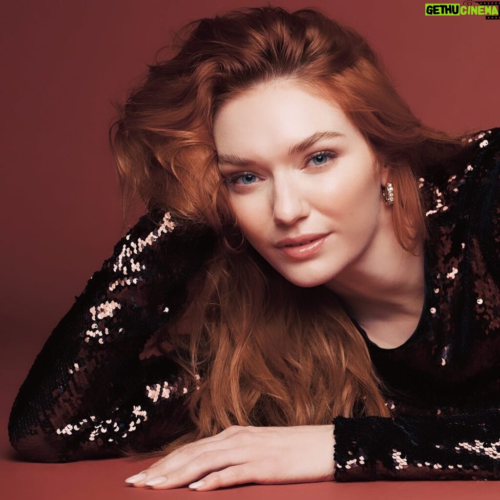 Eleanor Tomlinson Instagram - The Couple Next Door Tune in tomorrow, 9pm @channel4 , for the third episode… Let’s just say, it’s the one you don’t want to miss 😉 #thecouplenextdoor @thetimesmagazine 📸 the wonder that is @mattholyoak Styled by the glorious @hannahlouiserogers And the dream team 🤎 @victoriabond007 @lukepluckrose @vrwpublicity #timesmagazine #channel4 #starz