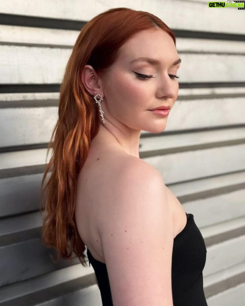 Eleanor Tomlinson Instagram - Just a moment for the look… Stella 🖤 @stellamccartney @rebeccacorbinmurray @victoriabond007 @pauljoneshair @vrwpublicity 📸 @sofi.adams.photo Swipe for some Outlaws love ♥️👉🏻