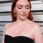 Eleanor Tomlinson Instagram – Just a moment for the look…

Stella 🖤

@stellamccartney 

@rebeccacorbinmurray 
@victoriabond007 
@pauljoneshair 
@vrwpublicity 

📸 @sofi.adams.photo 

Swipe for some Outlaws love ♥️👉🏻