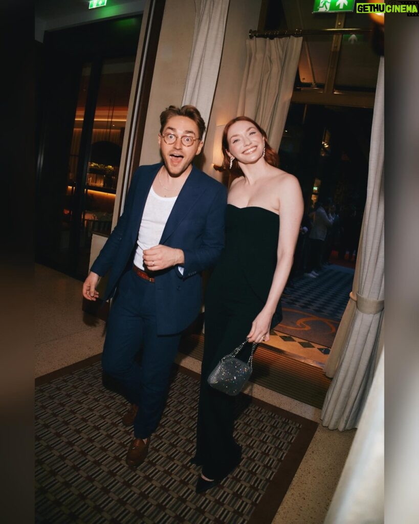 Eleanor Tomlinson Instagram - VOGUE X NETFLIX X BAFTA PARTY Such a fun night 🥂 Thank you for having me! … and thank you @rossharrytom for being the coolest date and not crying when you met @billiepiper ♥️✌🏻 Styled by @rebeccacorbinmurray in @stellamccartney @jimmychoo @completedworks Makeup @victoriabond007 Hair @pauljoneshair @vrwpublicity @britishvogue @netflixuk @netflixqueue @bafta 📸 John Phillips @gettyimages @gettyentertainment 📸 @sofi.adams.photo @dovetalelondon at @1hotel.mayfair