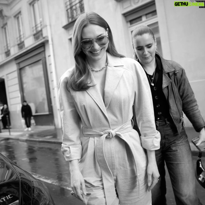 Eleanor Tomlinson Instagram - This time last week… Paris Fashion Week x @zimmermann 🖤🤍 @cfhlondon #InIllustration #ZimFall24 #PFW #Zimmermann