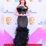 Eleanor Tomlinson Instagram – What an honour to present Best Drama Series at last night’s BAFTA Awards with my fabulous friend and co-star @stephenmerchant 

Congratulations to all the nominees and winners 🖤

What a night! 

@bafta 

📸 @gettyimages @gettyentertainment 

Thank you to my gorgeous team 🖤…

• Styled by @rebeccacorbinmurray in @marchesafashion @jimmychoo @bulgari 
• Makeup @victoriabond007 @lancomeofficial 
• Hair @lukepluckrose 
• @vrwpublicity