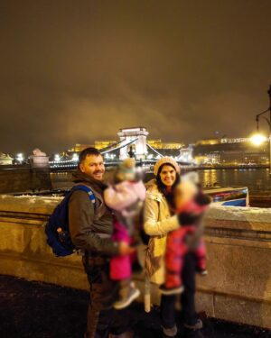 Electra Asteri Instagram - Happy Christmas @johnlennon 🎵
Location 📍 #Budapest
Photo 📸 #ElectraAsteri 

________________________________________________

✍️Ήταν Νοέμβριος του 2012. Δηλαδή πριν 11 χρόνια όταν ήρθαμε για πρώτη φορά εδώ και αντικρίσαμε αυτή την ομορφιά. Ήταν η πρώτη πόλη & χώρα εξωτερικού που επισκεπτόμαστε μαζί. 

📽️Που να ξέραμε τι θα ακολουθούσε; 
Που να ξέραμε ότι θα ξαναερχομαστε εδώ μετά από τόσα χρόνια με τα παιδιά μας και τόσα ταξίδια μετά. Δεν το ξέραμε, αλλα κατά κάποιο τρόπο αυτή η πόλη ήταν το ξεκίνημα για όλα. Η αρχή των πάντων μας! 

✅Και τώρα πάλι εδώ. Στη χιονισμένη και άκρως γιορτινή Βουδαπέστη. Μοναδική εμπειρία! Θα τα δείτε όλα! Σύντομα. 
________________________________________________

#HappyTraveller #TravelGirl #WithYou #TravelMore
