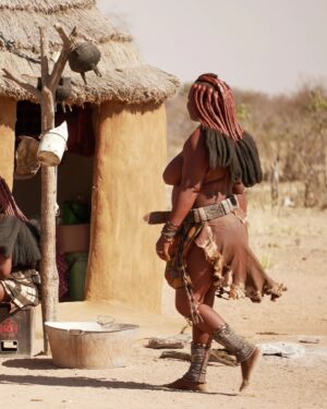Electra Asteri Instagram - 🛖Επίσκεψη στη φυλή Himba 

😯Η φυλή Himba είναι μια από τις φυλές της Ναμίμπια και κατέφθασαν σ'αυτή πριν από 150 χρόνια στα πλαίσια της μεγάλης μετακίνησης των λαών που μιλούσαν τη γλώσσα Bantu. 

🤗Ζουν σε μικρά χωριά. Οι γυναίκες είναι ψηλές, δυνατές και πολύ εντυπωσιακές. Δεν φορούν ρούχα στο πάνω μέρος. Έχουν ιδιαίτερη κόμμωση που την φτιάχνουν με ένα είδος κοκκίνης πάστας. Δεν έχουν τα 4 κάτω μπροστινά δόντια. Τα αφαιρούν περίπου στην ηλικία των 12 ετών για να έχουν την ιδιαιτερη άρθρωση που επιθυμούν. 

💇Η ξεχωριστή κόμη των γυναικών Himba είναι ολόκληρη ιεροτελεστία. Αφού τρίψουν την κόκκινη πέτρα και πάρουν τη σκονη (ωχρά), την ενώνουν με διάφορα άλλα υλικά και φτιάχνουν μια πάστα την οποία αλείφουν στα μαλλιά. Αυτό κρατάει για περίπου 3 μήνες. Και μετά τα ξαναφτιάχνουν. 

💧Οι γυναίκες Himba δεν πλένονται. Επειδή παλιότερα ήταν λιγοστό το νερό επιτρέπονταν να το χρησιμοποιούν μόνο οι άντρες. Έτσι οι γυναίκες έφτιαχναν μια πάστα σώματος (πάλι με σκόνη από την κόκκινη πέτρα), στην οποία πρόσθεταν βότανα και μυρωδικά τα οποία εκτός από ωραία μυρωδιά, χαρίζουν λάμψη και αποτρίχωση στο σώμα. Μόνο οι γυναίκες έχουν αυτή την κοκκινωπή απόχρωση στο δέρμα τους εξαιτίας αυτής της πάστας. Οι άντρες όχι. Κάνουν αυτή τη διαδικασία καθημερινά. 

💫Οι ιδιαιτερότητες σ'αυτή τη φυλή είναι αμέτρητες. Ένα ξεχώρισα όμως. Το καθαρό βλέμμα. Στις γυναίκες που μας καλωσόρισαν, στα παιδιά που έπαιξαν με τα παιδιά μας. Καθαρό βλέμμα, καθαρές ψυχές. 

✨Και αν ένα κατάλαβα από αυτή μας την επίσκεψη είναι ότι εκείνοι έχουν καταφέρει να κρατήσουν καλά το μυστικό της ζωής, ενώ εμείς το χάνουμε κάθε μέρα όλο και πιο πολύ. Αν το βρείτε κερδίζετε την ελευθερία, την ευτυχία και την αλήθεια σας. Για να σας δω! 

_________________________________________

#HappyTraveller #Africa #Himba #Namibia