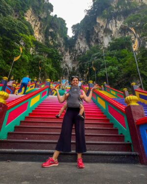 Electra Asteri Instagram - Tears dry on their own @amywinehouse 🎵
Location 📍 #Malaysia 
Photo 📸 @ftbletsas 

________________________________________________

🌍Κλασικά και πάλι το Σάββατο στις 17.45. Νεο επεισόδιο Happy Traveller στη Μαλαισία μέρος δεύτερο. 

🫶Με τον αγαπημένο μου ναό έβερ. Τον Batu caves. Τόσο εντυπωσιακό σκηνικό. Τόσα πολλά σκαλιαααααα!!!! 😵Αγκαλιά με το μικρό πολυταξιδεμένο μου. Έτσι τα ανεβήκαμε. Φαντάσου πως ήμουν όταν φτάσαμε. 😅✌️

😏Βασικά μην φανταστείς. Δες το, το Σάββατο! 

________________________________________________

#HappyTraveller #TravelGirl #WithYou #TravelMore
