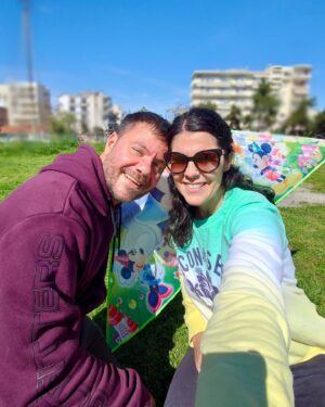 Electra Asteri Instagram - 🪁Καλή σαρακοστή! 
Καλά κούλουμα! 

🫶Να πετάξουν ψηλά στον ουρανό οι χαρταετοί μας, να ελαφρύνουν οι καρδιές μας, να γελάσουμε δυνατά, να αγκαλιάσουμε σφιχτά, να γεμίσουμε ομορφιά. Μέσα και έξω μας. 

Να είστε όλοι καλά! 
Να περάσετε καλά! 
Με υγεία και αγάπη. 

Γράψτε μου που περάσατε αυτή τη μέρα! Εμείς Θεσσαλονίκη και ο χαρταετός μας πήγε πολυυυυ ψηλά! ❤️🤩

#KaliSarakosti #Thessaloniki