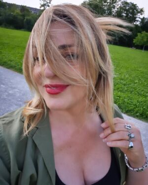 Elena Di Cioccio Instagram - Nemmeno il vento mi sminkia la piega fotonica di @principino_hair. 

Ne scalfisce il décolleté...certo oggi ho la tosse ma vuoi mettere lo scatto figo?

💥