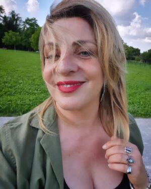 Elena Di Cioccio Instagram - Nemmeno il vento mi sminkia la piega fotonica di @principino_hair. 

Ne scalfisce il décolleté...certo oggi ho la tosse ma vuoi mettere lo scatto figo?

💥