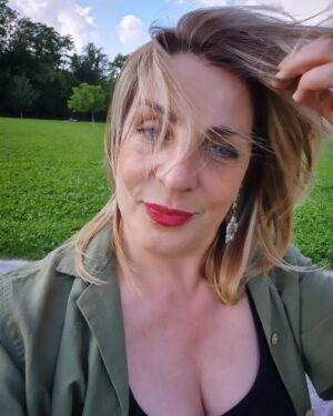 Elena Di Cioccio Instagram - Nemmeno il vento mi sminkia la piega fotonica di @principino_hair. 

Ne scalfisce il décolleté...certo oggi ho la tosse ma vuoi mettere lo scatto figo?

💥