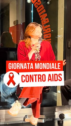 Elena Di Cioccio Instagram - L’attrice @elenadicioccio racconta brevemente la sua esperienza come attivista contro l’HIV.

Nel 2022 in Italia le diagnosi di infezione da Hiv e Aids sono state 3,2 ogni 100mila abitanti. La Lombardia è al secondo posto in Italia dopo il Lazio. La maggior parte delle nuove diagnosi è attribuibile a rapporti sessuali 84% e nel 78% dei casi l’infezione colpisce i maschi.

La prima diagnosi fu fatta nel 1984. Oggi esistono farmaci che possono bloccare il replicarsi del virus e i danni che causa nel corpo inoltre le persone in terapia con la presenza del virus azzerata da almeno 3 mesi non trasmettono piuttosto l’infezione attraverso rapporti non protetti.
La discriminazione esiste ancora perchè dietro all’HIV c’è ancora un’ombra morale per cui chi ha il virus ha fatto qualcosa di sporco perchè era la malattia dei tossicodipendenti e omosessuali. È per questo che il 95% di chi ha l’HIV non lo dichiara anche se il 50% di chi ha l’HIV è eterosessuale.

La positività emerge dai test per i sintomi correlati al virus o per controlli di routine. Oggi nel mondo ci sono 37 milioni di persone che vivono con l’HIV mentre in italia ci sono 130mila sieropositivi che rispetto a 40 anni fa, grazie alla medicina, vivono una vita uguale a quella di tutti gli altri.

video @lazzaramo 

fonte testo epicentro.iss.it, leiene