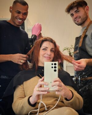 Elena Di Cioccio Instagram - Carosello fotografico domenicale 

"Capelli Perfetti" squisitamente lavorati dalle sapienti spazzole di @principino_hair (❤️) su carta da parati Jungle e pendaglio Nepalese.

 

Amichetti di pettine 🐕 @antonioprincipinoesposito

 

filtri di instagram

#capellibelli