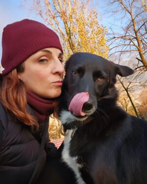 Elena Di Cioccio Instagram - Lo vedete anche voi quell'irresistibile frammentino di fango sulla guanciotta di Regina?... Sperando che quello sia solo fango...e non altro... 😵‍💫....chi ha cani lo sa! 

 #chebelloavereuncane

Se anche tu hai un cane che si rotola nello schifo 🫠  Taggati!