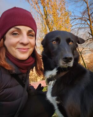 Elena Di Cioccio Instagram - Lo vedete anche voi quell'irresistibile frammentino di fango sulla guanciotta di Regina?... Sperando che quello sia solo fango...e non altro... 😵‍💫....chi ha cani lo sa! 

 #chebelloavereuncane

Se anche tu hai un cane che si rotola nello schifo 🫠  Taggati!