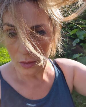Elena Di Cioccio Instagram - Della perfezione non me ne faccio nulla, ma di una canotta pervica al sole invece si !  Datemi torto ?