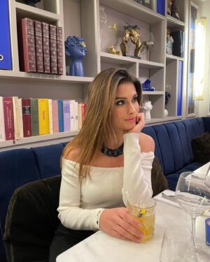 Elena Faliez Instagram - Having a good time at @vita_ristorante 🍹

⛓️collier @francinebramliparis