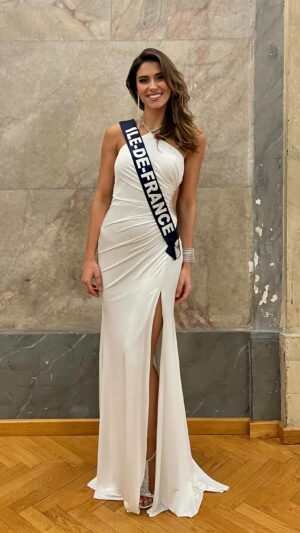 Elena Faliez Instagram - J-2 avant l’élection de miss France 2024 ! 👑 
J’ai si hâte… 🥰
Nous avons commencé les répétitions sur la scène du Zénith. 
C’est impressionnant d’être au milieu des décors, avec la musique à fond et les projecteurs. 
Prête pour le show !! 🤩