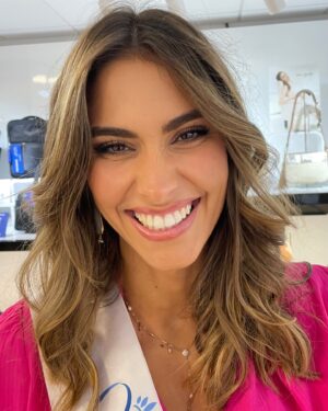 Elena Faliez Instagram - 🎉 Très belle année à tous 🎊
Je vous souhaite une excellente année 2024, avec beaucoup d’amour, de rires et de bons moments en famille ou entre amis 🥰