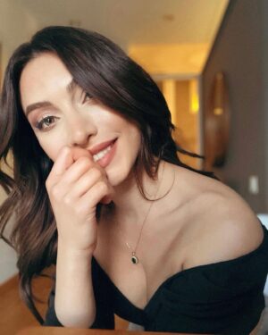 Elena Pieridou Instagram - 🐝🐝🐝