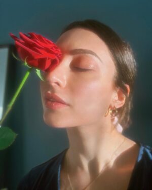Elena Pieridou Instagram - Story of a rose 🌹
#spring #sunlight #rose #bloom #photogram