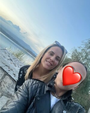 Elena Asimakopoulou Instagram - Η ζωή μαζί σου είναι μια βόλτα πάνω σε ένα ποδήλατο που με πάει όπου πας εσύ….συναυλίες,μουσεία,λίμνες,θάλασσες,παραλίες….ακομα και μέχρι τον ουρανό θα έφτανα για εσένα μόνο με ένα ποδήλατο…. Είσαι η ζωή μου ολη!!! Χρόνια σου πολλά παιδί μου!!! Σε αγαπώ πολύ!!! ❤️❤️❤️ @maria_tsirilo 
#happybithday #happybirthdaylove #mylove #mylife #myeverything
