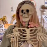 Elena Asimakopoulou Instagram - Το Halloween είναι σχεδόν εδώ! 🎃 Ελάτε να εξερευνήσουμε μαζί το αγαπημένο @athensmetromall ! 🧡 #athensmetromall #halloween #halloweenshoppers