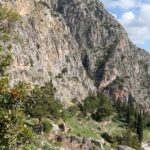 Elena Asimakopoulou Instagram - Η τελευταία φορά που ήρθα στους Δελφούς ήταν στην ηλικία της κόρης μου…προσπάθησα να μεταλαμπαδεύσω τις γνώσεις μου αλλά τελικά διαπίστωσα πως εκείνη θυμόταν περισσότερα από εμένα καθώς τα είχε διδαχθεί πρόσφατα και με εντυπωσίασε! Τελικά αυτή η εκδρομή μάλλον έμαθε περισσότερα σε εμένα παρά σε εκείνη….😜😜😜 #trip #delfous #delfousaraxova #wewkend #weekendvibes #arachova #meandyou