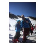 Elena Furiase Instagram - Este fin de semana ha sido la primera vez de muchos… la primera vez de Noah en la montaña, la primera vez de Nala en la nieve, mi primera vez en un ambiente de esquí, la primera vez de Gonzalo esquiando con hijos…😅 y por supuesto no podíamos dejar de visitar a la “Pilarica” porque sin ser yo muy devota de vírgenes y santos, esta es especial… al menos para nosotros. Además nada me gusta más arquitectónicamente que una basílica, iglesia, o catedral…¡Qué suerte de familia la que me ha tocado…! 1.Nala observando el agua, que es lo que MÁS le gusta😂 y yo enloquecida con la montaña del fondo. 2. Noah y Papá… “snowrules” 🤙🏽 3.Por mucha nieve que hubiese… donde haya unas buenas piedras…🤔 media hora estuvimos tirando piedritas 4. Preparado, listo…? 5 y 6. Noah en plena acción siempre bajo la mirada de su “palino” @mielsierra y toda la retaguardia familiar que llevaba detrás 🫡 7. Unas buenas migas, “pa ellos” por qué a mí mucho… no me gustan..☹️ 8. La guinda del pastel! #familytrip