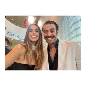 Elena Furiase Instagram - Anoche celebramos la décima edición de los premios @editorialcirculorojo . 🔴📖
Una gala bonita, súper bien llevada por los presentadores, y muy emotiva. Tuve la suerte de entregar uno de los premios con el que, posiblemente, fue mi hermano “shico” en otra vida 😂… seguro! @ibrahimalshamij y en esta lo está siendo un poco también. Gracias compañero! 

#premioscirculorojo2023