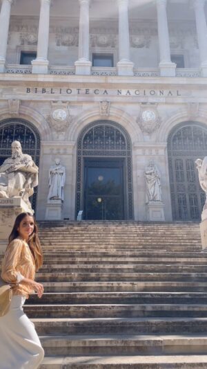 Elena Furiase Instagram - ¡Qué mañana tan bonita!  Qué alegría y que honor poder tener a “OleOle” en la Biblioteca Nacional de Madrid con esta exposición: “Si me queréis, ¡venirse! No tengo palabras para agradecer a todas las personas que han hecho esto posible, a todos los departamentos de la biblioteca, los comisarios de arte, la directora de patrimonio, los diseñadores y un etc extensísimo. Habéis conseguido plasmar a una Lola trascendente, valiente, moderna… 
Os invito a que os paséis a conocer esta exposición, que desde luego os merecerá mucho la pena,
penita, pena …😅 

DISPONIBLE DESDE ESTA TARDE HASTA EL 21 DE ENERO DE 2024. (Día de su cumpleaños, por cierto) 

Gracias de corazón ♥️ @bne_biblioteca 

#simequereisvenirse