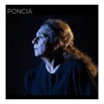 Elena Furiase Instagram - La primera vez que te vi te puse: “Poncia Flores”, porque no tengo claro quién se apodera de quién cada tarde. Apenas pestañeé, incluso me atrevería a jurar que, en algunos momentos, me quedé sin respiración. Verte siendo como yo siempre te vi, una dama del teatro, dueña y señora del escenario. Declamando a Lorca con un texto perfectamente acomodado por @luisluquecabrera lleno de verdad, de dolor, de fuerza y de libertad. Siempre haces que quiera subirme de nuevo “al estrado” donde el mañana desaparece y solo importa el presente, al que jamás abandoné pero sí eché a un lado después de aquello, al que volveré; no prometo que sea con tu garra, ni tu empaque, pero sí con tu admiración, con tu empuje y tu inspiración a mi lado. La casa de Bernarda Alba se huele en cada curva de tu piel, en cada gesto que te sale de forma natural. Federico, genio y maestro eterno, espero que, allá donde estés, te revuelvas de gozo y orgullo entre las mismas sábanas de seda que forman la oscura y alargada casa de Bernarda. Poncia está viva, más viva que nunca, igual que tú, mamá, gigante. @lolitafoficial