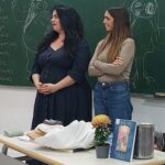 Elena Furiase Instagram - Ayer pudimos presentar “El mundo secreto de Árbal” (@editorialcirculorojo ) en nuestro cole!!!! @colegiomadrid.fstamaria estábamos tan nerviosas… y tan emocionadas. Qué importante es la etapa escolar y qué suerte la nuestra, que fuimos tan felices. Seguimos adelante, haciendo presentaciones e intentando acercar el libro a tod@s!🧚🏻 POR CIERTO NO QUERÍA DECIR “INVOLUCRADO” sino “INTEGRADO”… la emoción…🤓 🔊Seguimos gestionando Barcelona, Málaga y Sevilla 🔊MIENTRAS, OS ESPERAMOS EL SÁBADO 28 en la librería GIRASOL en la urb. SANTO DOMINGO. A las 12.00 📖🌳🧌 @bluesoul_magic ❤️ @elenafuriase