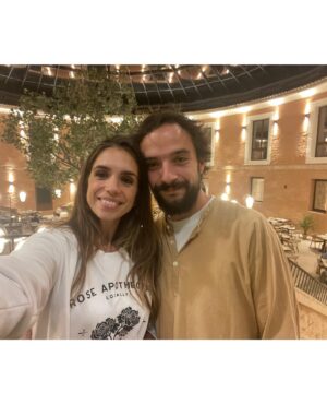 Elena Furiase Instagram - A veces la Ma/Pa/ternidad merece un descanso, aunque solo sea de 24h… ⛰️🌳
@gonzalos.g mi mejor todo💚

#castillatermalbrihuega 🧖🏽‍♀️