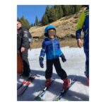 Elena Furiase Instagram - Este fin de semana ha sido la primera vez de muchos… la primera vez de Noah en la montaña, la primera vez de Nala en la nieve, mi primera vez en un ambiente de esquí, la primera vez de Gonzalo esquiando con hijos…😅 y por supuesto no podíamos dejar de visitar a la “Pilarica” porque sin ser yo muy devota de vírgenes y santos, esta es especial… al menos para nosotros. Además nada me gusta más arquitectónicamente que una basílica, iglesia, o catedral…¡Qué suerte de familia la que me ha tocado…! 1.Nala observando el agua, que es lo que MÁS le gusta😂 y yo enloquecida con la montaña del fondo. 2. Noah y Papá… “snowrules” 🤙🏽 3.Por mucha nieve que hubiese… donde haya unas buenas piedras…🤔 media hora estuvimos tirando piedritas 4. Preparado, listo…? 5 y 6. Noah en plena acción siempre bajo la mirada de su “palino” @mielsierra y toda la retaguardia familiar que llevaba detrás 🫡 7. Unas buenas migas, “pa ellos” por qué a mí mucho… no me gustan..☹️ 8. La guinda del pastel! #familytrip