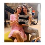 Elena Furiase Instagram - Hoy se termina de cerrar el círculo, la serie Mía es la venganza llega a su fin. Una serie que empezó en el caos y continuó en él hasta el fin de sus días; una serie a la que le faltó cariño y paciencia por parte de algunos, y a la que le sobró dedicación y esfuerzo por parte de otros. Se hizo lo que se pudo, o lo que nos dejaron, mejor dicho… gracias @juanleoncasting , @yosoychos y @nurietarucord por regalarme a Lucía, que me ha enseñado a ver la vida desde su perspectiva y muy lejos de la oscuridad que muchos creen. Gracias @alea_media y @aurora__guerra por confiar; a @jorge_coach por pulirnos cada mañana, y a todo el equipo que lo hacía posible!🙏🏽 y a mis tres ✨ @muchoartemanagement @sofiapedroche @ainhoaa.hernandez Pisar aquel plató cada día era un gusto, uno de los buenos. Fuimos una familia en la que podíamos andar descalzos por casa, y todos los días en vez de “holas” había abrazos. Sin duda de los mejores equipos con los que he trabajado y que, tened por seguro, os llevaré en mi corazón. 🥂Por la jefa, @lydiabosch 🧡, por toda esa gente que ha estado tarde tras tarde dándonos su audiencia y su apoyo,por mí, y por supuesto por todos mis compañer@s, os quiero. Mía es la venganza 🎬