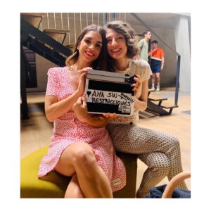 Elena Furiase Instagram - Hoy se termina de cerrar el círculo, la serie Mía es la venganza llega a su fin. Una serie que empezó en el caos y continuó en él hasta el fin de sus días; una serie a la que le faltó cariño y paciencia por parte de algunos, y a la que le sobró dedicación y esfuerzo por parte de otros. Se hizo lo que se pudo, o lo que nos dejaron, mejor dicho… gracias @juanleoncasting , @yosoychos y @nurietarucord por regalarme a Lucía, que me ha enseñado a ver la vida desde su perspectiva y muy lejos de la oscuridad que muchos creen. Gracias @alea_media  y @aurora__guerra por confiar; a @jorge_coach por pulirnos cada mañana, y a todo el equipo que lo hacía posible!🙏🏽 y a mis tres ✨ @muchoartemanagement @sofiapedroche @ainhoaa.hernandez 
Pisar aquel plató cada día era un gusto, uno de los buenos. Fuimos una familia en la que podíamos andar descalzos por casa, y todos los días en vez de “holas” había abrazos. Sin duda de los mejores equipos con los que he trabajado y que, tened por seguro, os llevaré en mi corazón. 🥂Por la jefa, @lydiabosch 🧡, por toda esa gente que ha estado tarde tras tarde dándonos su audiencia y su apoyo,por mí, y por supuesto por todos mis compañer@s, os quiero. 

Mía es la venganza 🎬