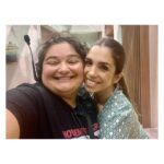 Elena Furiase Instagram - Hoy se termina de cerrar el círculo, la serie Mía es la venganza llega a su fin. Una serie que empezó en el caos y continuó en él hasta el fin de sus días; una serie a la que le faltó cariño y paciencia por parte de algunos, y a la que le sobró dedicación y esfuerzo por parte de otros. Se hizo lo que se pudo, o lo que nos dejaron, mejor dicho… gracias @juanleoncasting , @yosoychos y @nurietarucord por regalarme a Lucía, que me ha enseñado a ver la vida desde su perspectiva y muy lejos de la oscuridad que muchos creen. Gracias @alea_media y @aurora__guerra por confiar; a @jorge_coach por pulirnos cada mañana, y a todo el equipo que lo hacía posible!🙏🏽 y a mis tres ✨ @muchoartemanagement @sofiapedroche @ainhoaa.hernandez Pisar aquel plató cada día era un gusto, uno de los buenos. Fuimos una familia en la que podíamos andar descalzos por casa, y todos los días en vez de “holas” había abrazos. Sin duda de los mejores equipos con los que he trabajado y que, tened por seguro, os llevaré en mi corazón. 🥂Por la jefa, @lydiabosch 🧡, por toda esa gente que ha estado tarde tras tarde dándonos su audiencia y su apoyo,por mí, y por supuesto por todos mis compañer@s, os quiero. Mía es la venganza 🎬