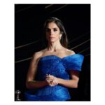 Elena Furiase Instagram - Hoy he visto esta foto de @f.montero_fotografia que muestra la realidad, al menos para mí, de lo que supone una alfombra roja. Esas manos entrelazadas como si estuviesen operando a algún ser querido muestran una clara preocupación. La alfombra no es solo un lugar para pasearse y mostrar lo “guap@s o no” que vamos… es mucho más. Es enfrentarse a preguntas, a veces indiscretas, otras personales, o como contestar a “cuál es tu siguiente proyecto” si ahora mismo no tienes ninguno. O defender injusticias sociales, los abusos…darle voz a masacres contra la humanidad, o a asesinatos injustos de gente que solo hacía su trabajo, o a manifestaciones que luchan por un bien general… y exponerte a la crítica… “va fatal vestida, o no hablaste de… o tú que no trabajas, o… tú que eres una “roja de mierda” o un “facha de mierda”…(que son palabras que deberíamos dejar de utilizar, más que nada porque aquella época ya pasó…pero en fin, ese es otro 🍈) infinidad de negatividad de gente que ni siquiera te conoce personalmente. Menos mal que también hay crítica buena, gente que te aplaude porque dijiste una bonita frase, o fuiste coherente en una respuesta. Es algo ligado a nuestro trabajo, y está bien que así sea… pero no es fácil, nunca es fácil. La realidad es que los insultos dañan, y las alfombras imponen, y que somos humanos, más de lo que puede parecer…