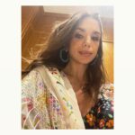 Elena Furiase Instagram - Anoche los gallegos me llevaron a la feria de Sevilla… 😅 algo es algo…🍷🌺 Gracias @landrobertvg por hacerme reír, y a @robertovilar por ser siempre el mejor y “malicioso” anfitrión ❤️ @evitaiglesias @miguel.canalejo 🫶🏾🫶🏾 @muchoartemanagement