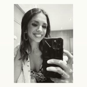 Elena Furiase Instagram - Anoche los gallegos me llevaron a la feria de Sevilla… 😅 algo es algo…🍷🌺 
Gracias @landrobertvg por hacerme reír, y a @robertovilar por ser siempre el mejor y “malicioso” anfitrión ❤️ 
@evitaiglesias @miguel.canalejo 🫶🏾🫶🏾
@muchoartemanagement