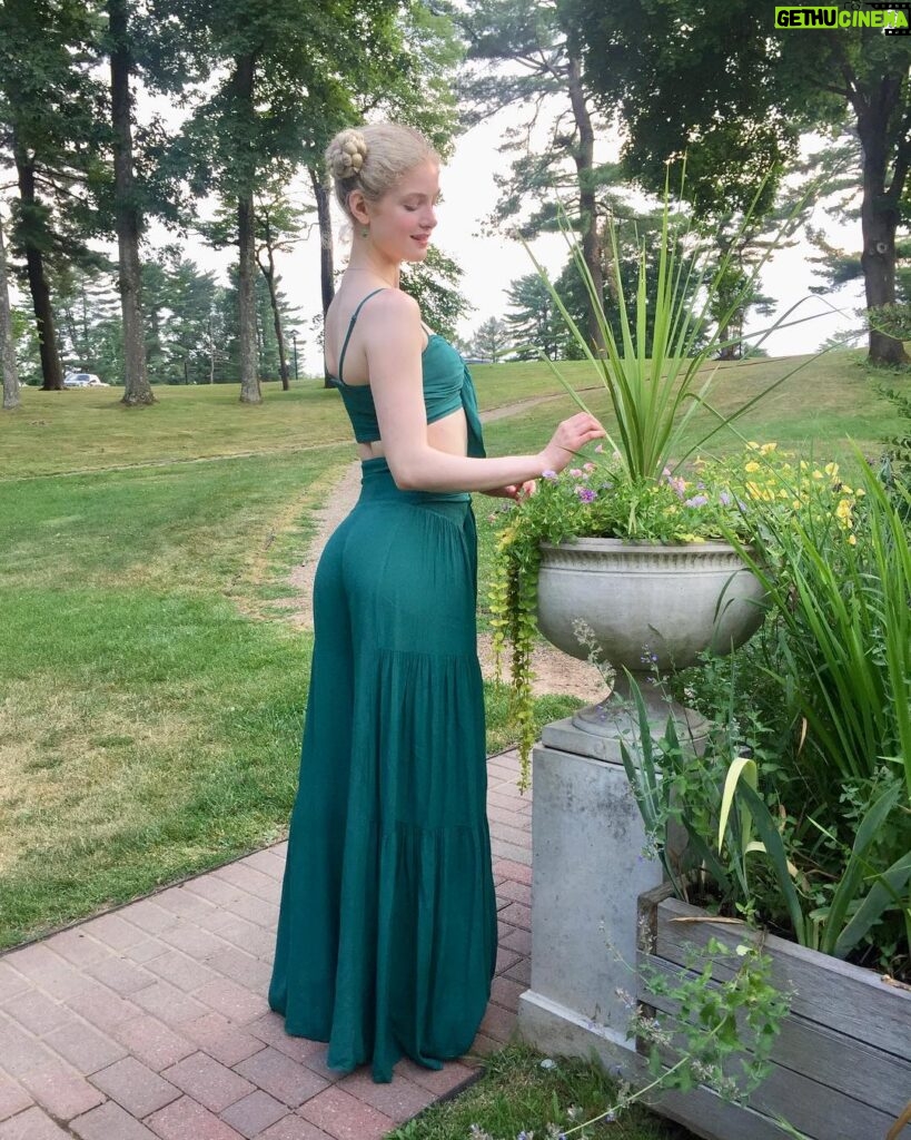 Elena Kampouris Instagram - ‪“Tasting of Flora and the country green,‬ ‪Dance, and Provencal song, and sunburnt mirth!”✨✨🌷 #EarthsWine #nature #sweet #sun #warmth #flower #dance #literature #poetry #OdeToANightingale #poem #romantic #JohnKeats #inspiration #summer #Provencal #France #Greek #mythology #colorful #sunset #garden #green #floral #hair #braids #hair #style #photography‬