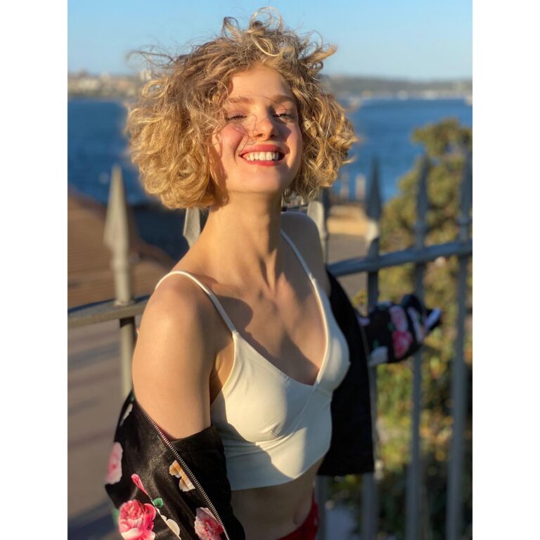 Elena Kampouris Instagram - 💕‪“Life has loveliness to sell,‬ ‪ Music like a curve of gold, ‬ ‪Scent of pine trees in the rain,‬ ‪ Eyes that love you, arms that hold”💕‬ ‪#love #poetry #literature #Barter #bookworm #poet #inspiration #SaraTeasdale #mood #sunny #Sydney #Australia #nature #smile #read #art #happy #quotes #inspire #live #life #photography #beautiful #poem #write #book #instagood #instapic #instadaily #ootd‬
