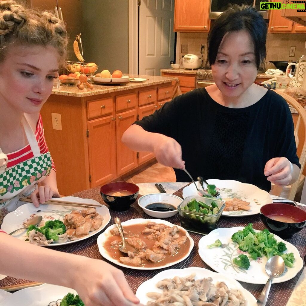 Elena Kampouris Instagram - ‪After my Qín Lǎoshī braided my hair we cooked a delicious meal together😋🥢💕很好吃! #fun #cooking #learn #celebrate #culture #Chinese #healthy #cuisine #Mandarin #Beijing #Shanghai #summer #weekend #cook #recipe #hair #hairstyle #braid #style #plait #braids #braidstyles #food #foodie #yum #foodphotography #eat #cleaneating #instafood #instahair