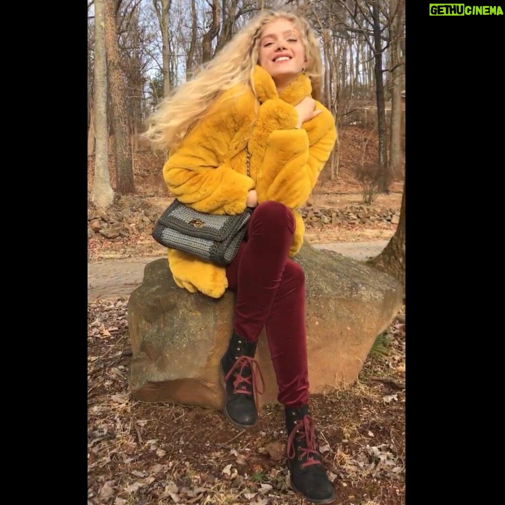 Elena Kampouris Instagram - Winter❄️ or summer☀️? 💕💕💕 #smile #goodvibes #mood #fun #weekend #season #photography #beautiful #winter #nature #happy #summer #sun #best #sky #love #live #healthy #lifestyle #life #style #fashion #travel #ootd #blonde #insta #instafashion #explore #explorepage #instalove