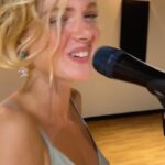 Elena Kampouris Instagram - It’s my birthday so I’ll sing if I want to!💫🥳thank you for the birthday wishes 🎶✨🌷✨🎶 #birthday #love #life #mood #happy #smile #fit #weekend #dance #lifestyle #healthy #fitness #fun #home #family #friends #motivation #goodvibes #memories #explore #sweet #beautiful #music Lento Julieta Venegas #blue #pink #reels #fashion #explorepage #instalove #instagood