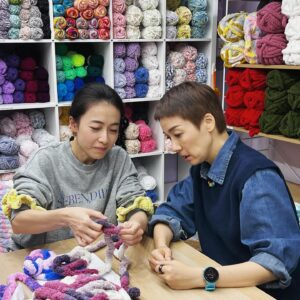 Elena Kong Mei-Yee Instagram - 多謝甘比老師教我點樣鈎張床仔俾我啲寶貝，又送咗條手做頸鏈比我添！♥️

真係幾好玩喎，我打算親手做啲作品喺佢度寄賣，賣咗嘅錢然後做慈善，你哋話好無呢？

#江美人 #江美儀 #happyyarn #甘比